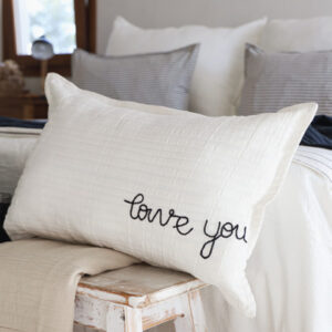 Bordado Querencia – Almohadón Love You bordado a mano tusor