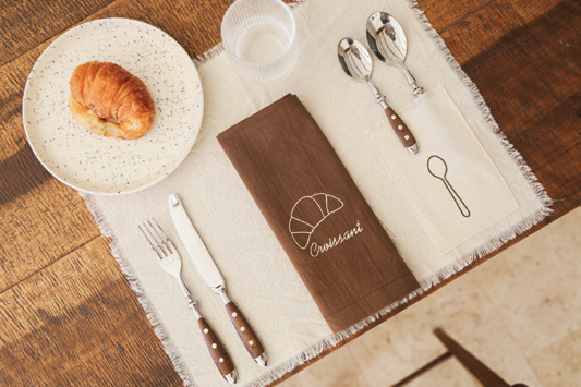 Bordado Querencia – Individual tusor crudo con bolsillo bordado